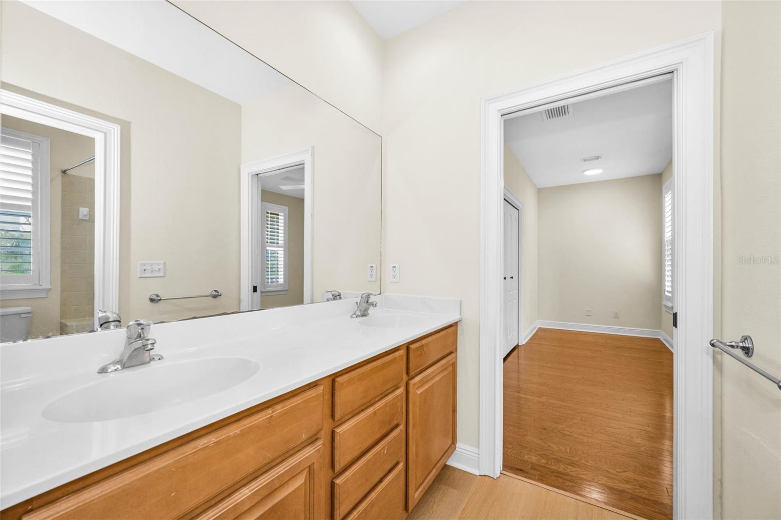 924 HEMINGWAY CIRCLE