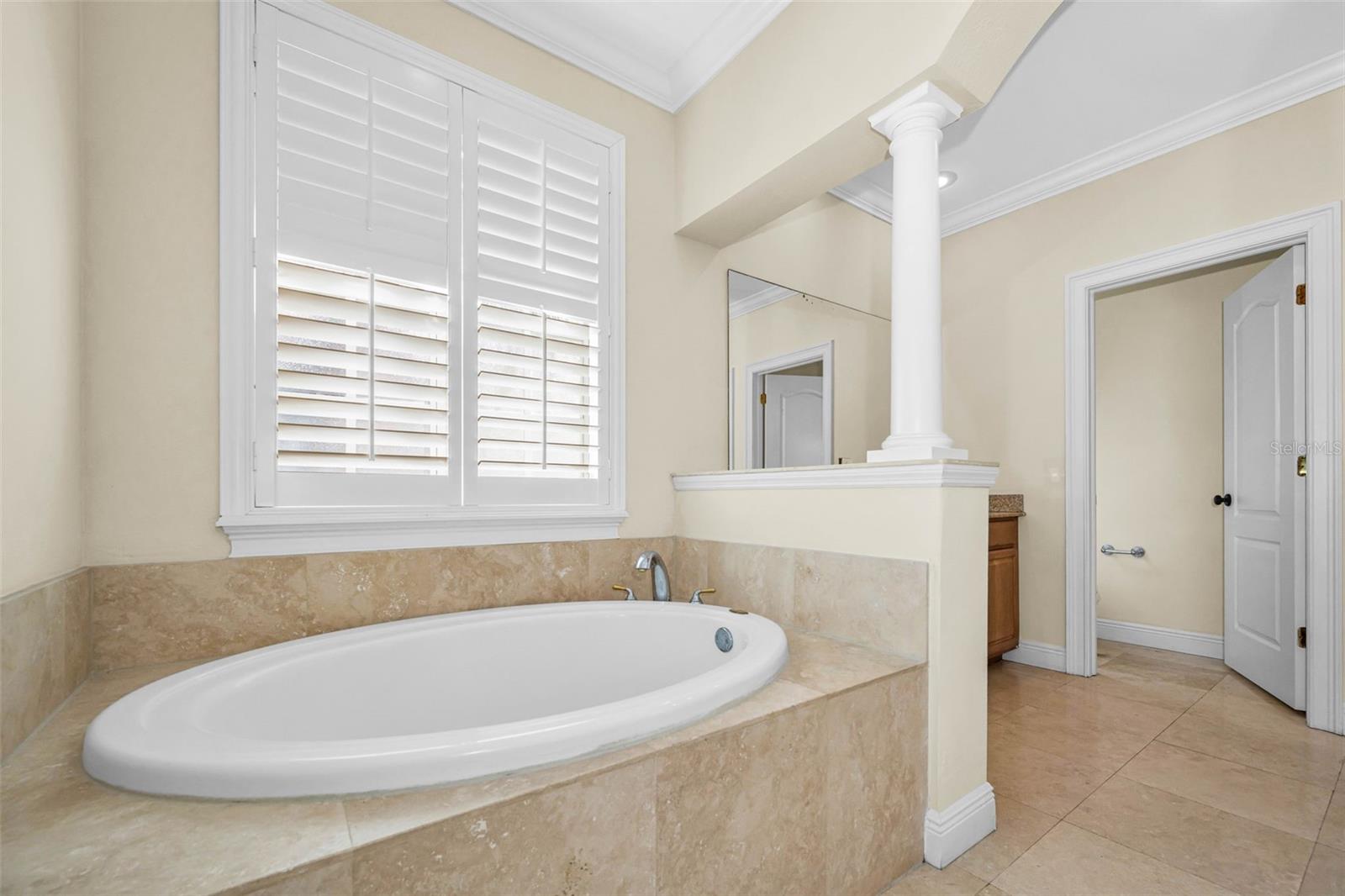 924 HEMINGWAY CIRCLE