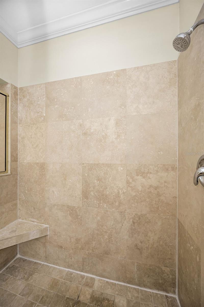 924 HEMINGWAY CIRCLE