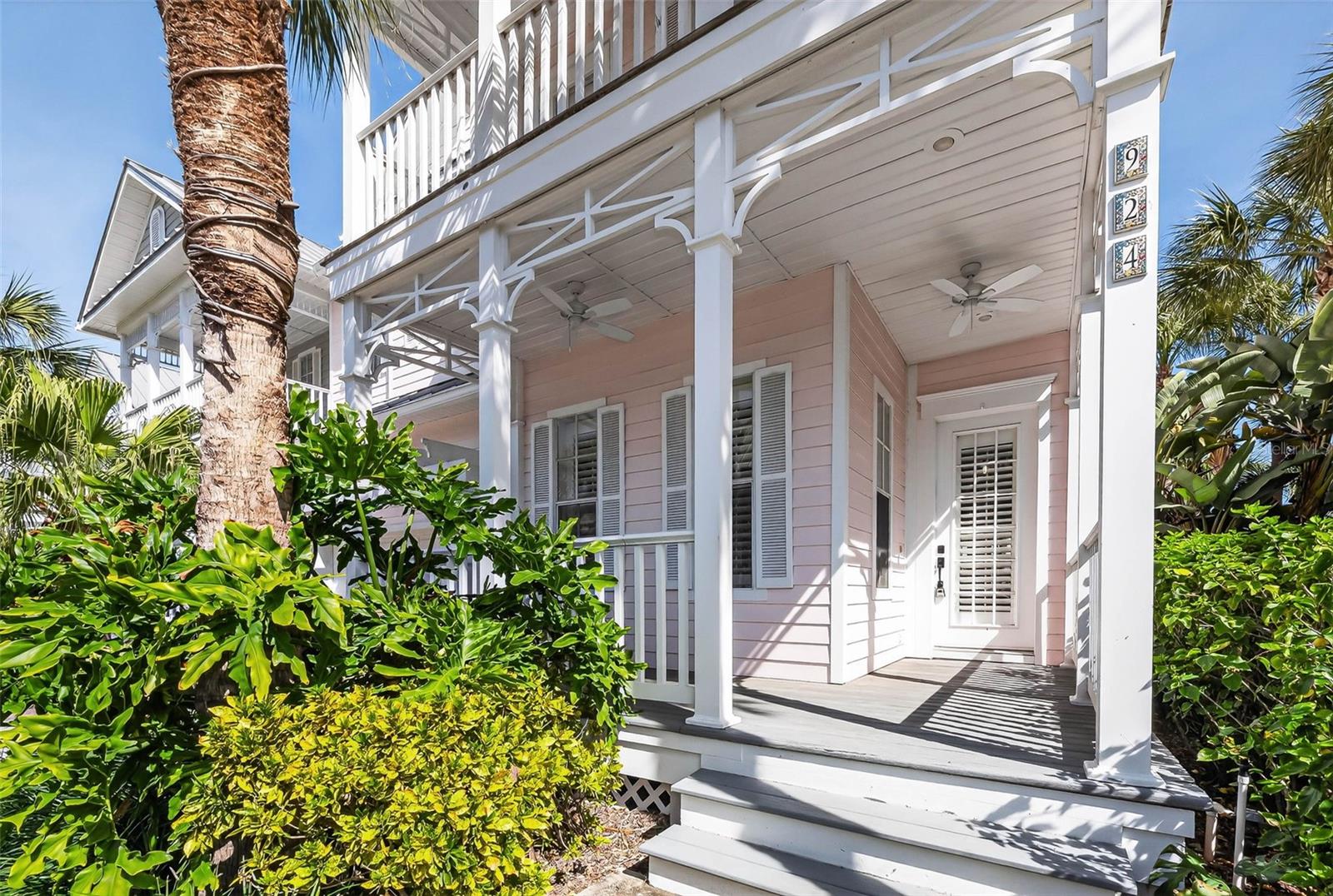 924 HEMINGWAY CIRCLE