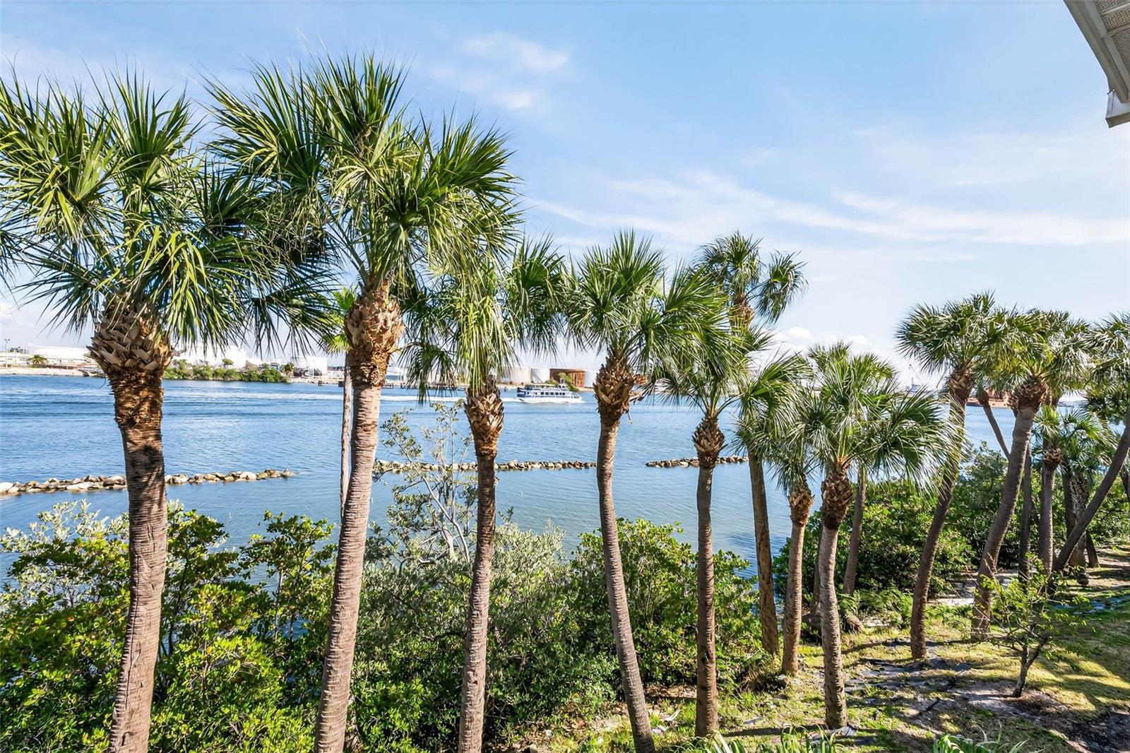 924 HEMINGWAY CIRCLE