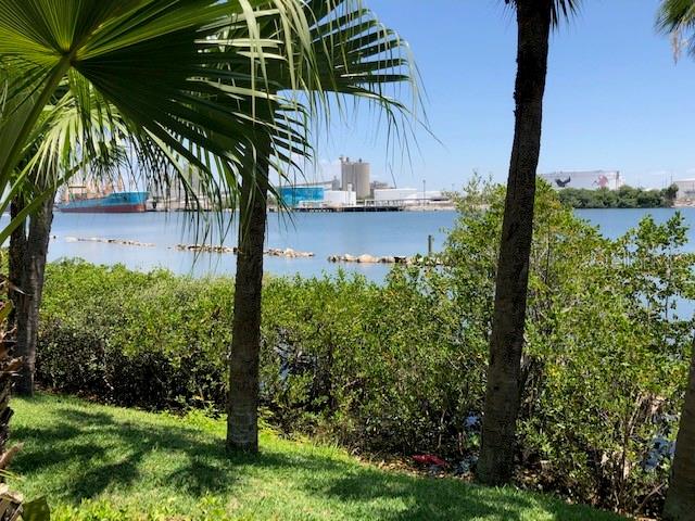 924 HEMINGWAY CIRCLE