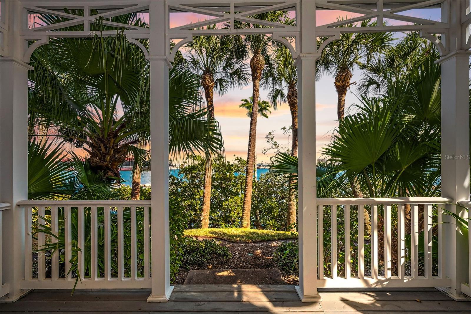 924 HEMINGWAY CIRCLE