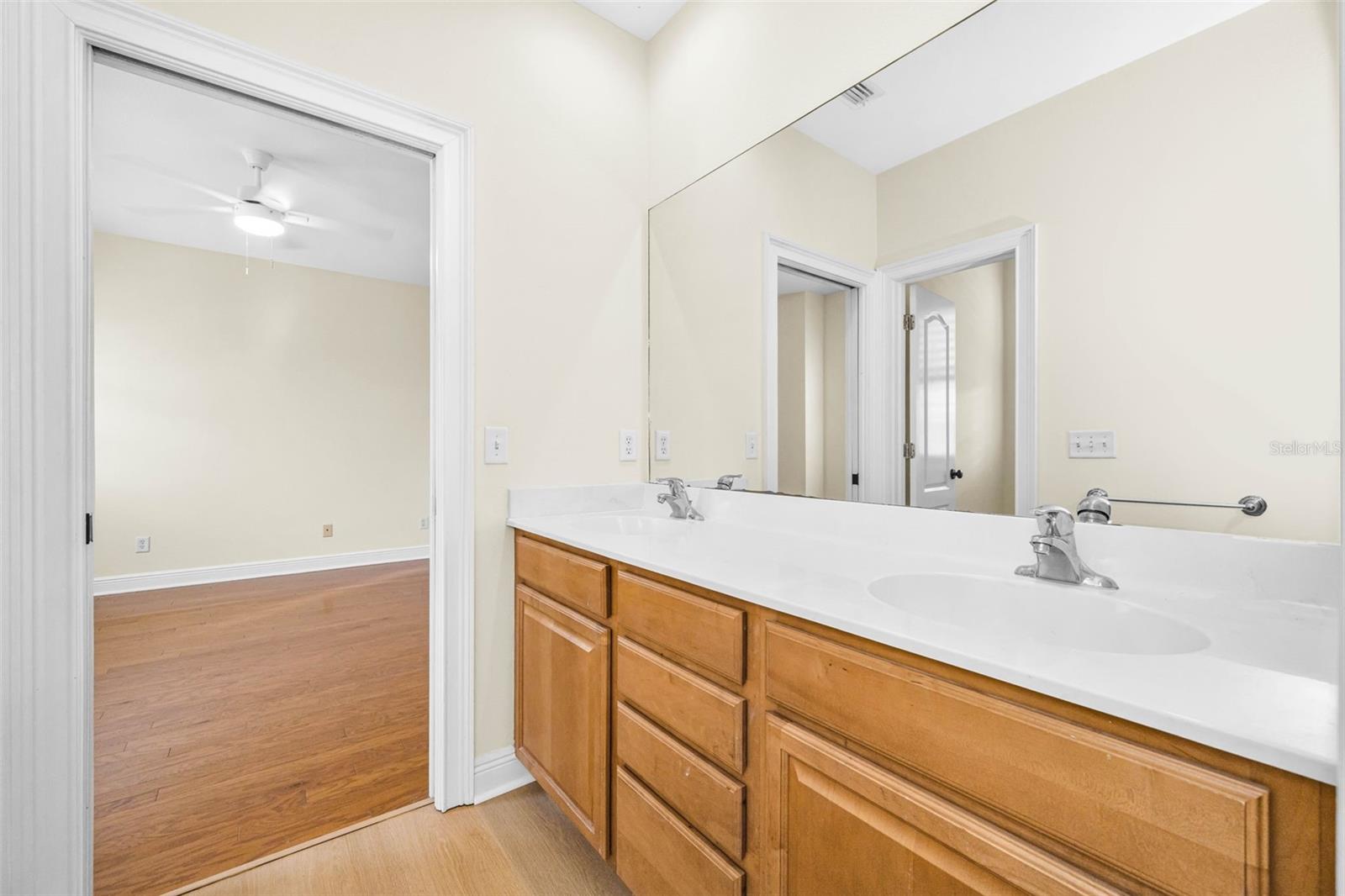 924 HEMINGWAY CIRCLE