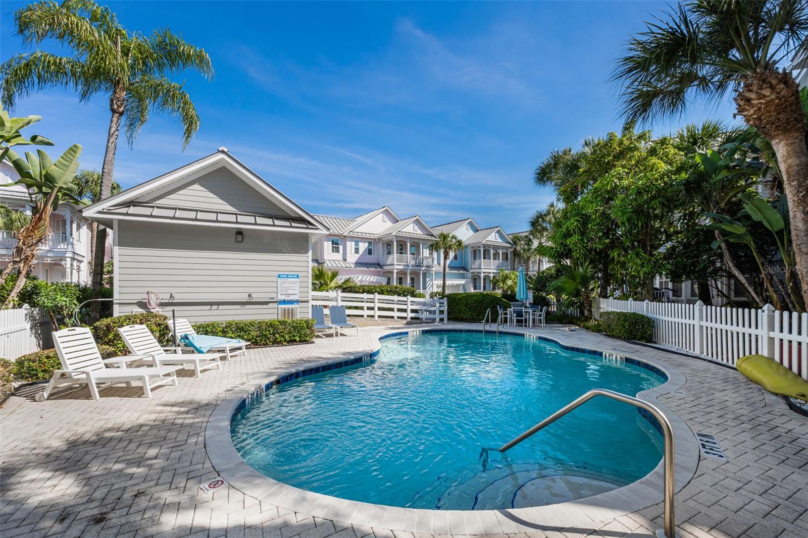 924 HEMINGWAY CIRCLE