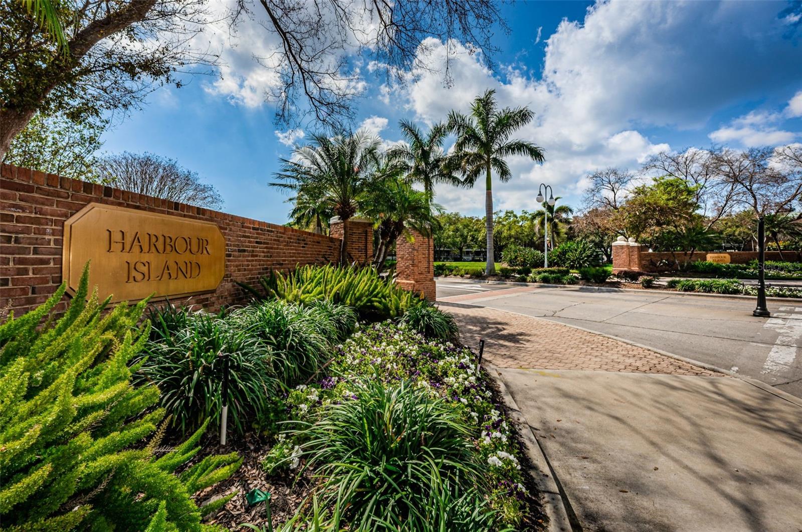 924 HEMINGWAY CIRCLE