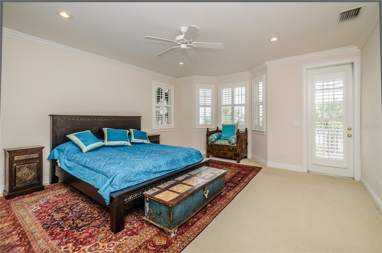 924 HEMINGWAY CIRCLE