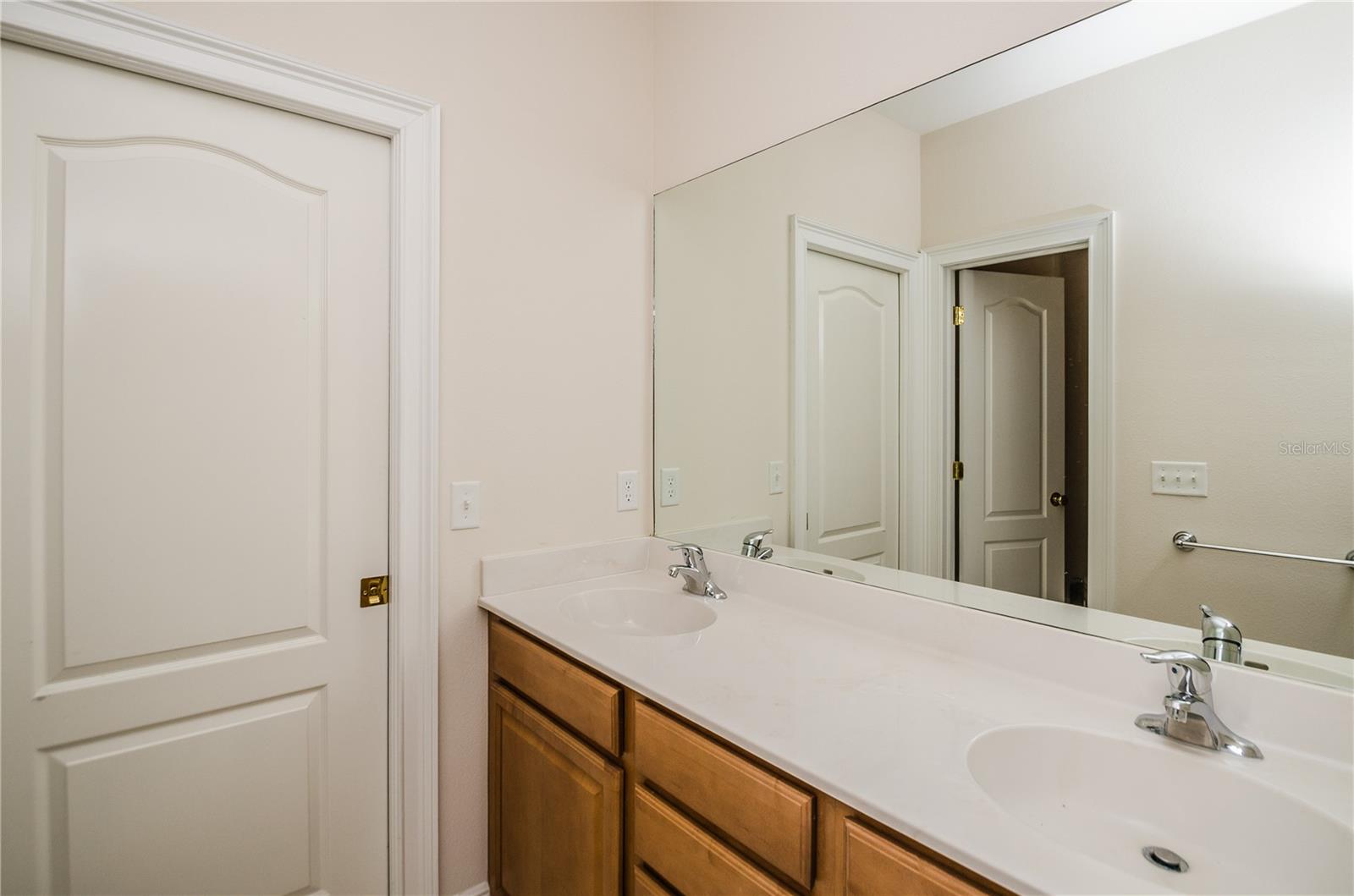 924 HEMINGWAY CIRCLE