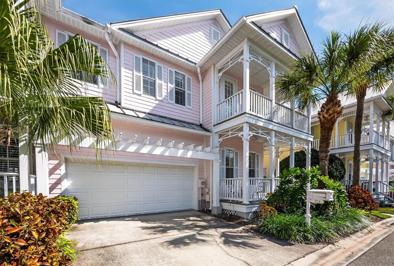 924 HEMINGWAY CIRCLE