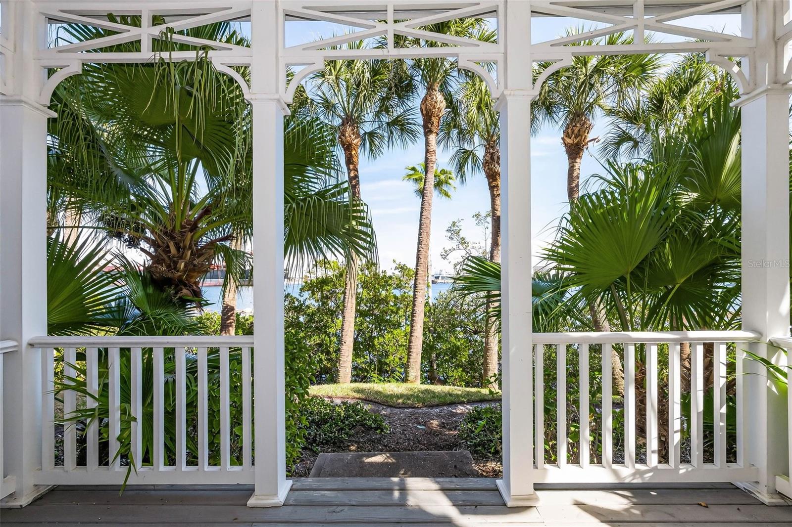 924 HEMINGWAY CIRCLE