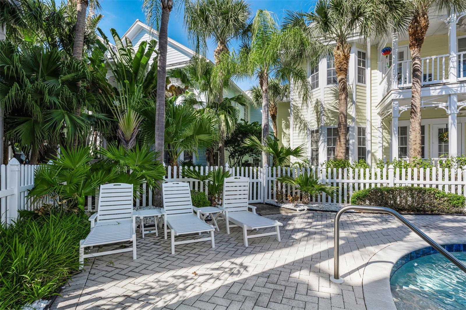 924 HEMINGWAY CIRCLE