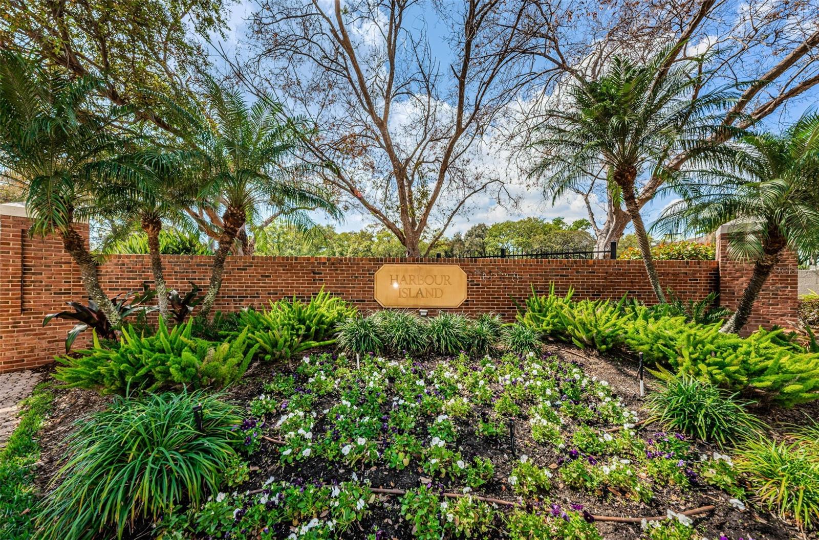 924 HEMINGWAY CIRCLE