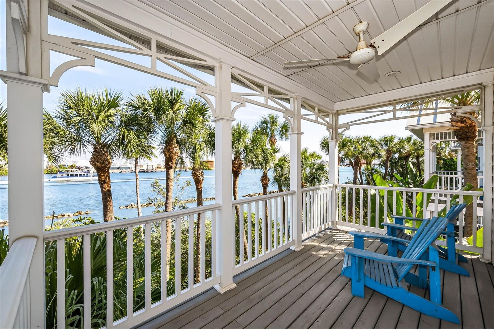 924 HEMINGWAY CIRCLE