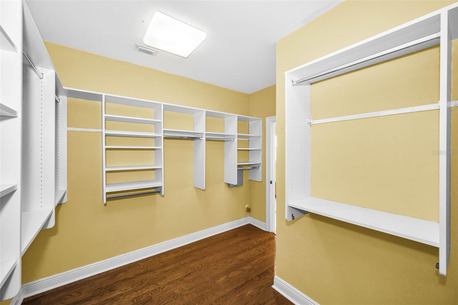 924 HEMINGWAY CIRCLE