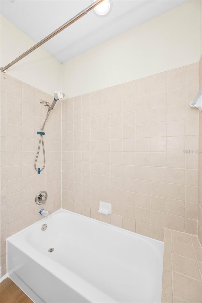 924 HEMINGWAY CIRCLE