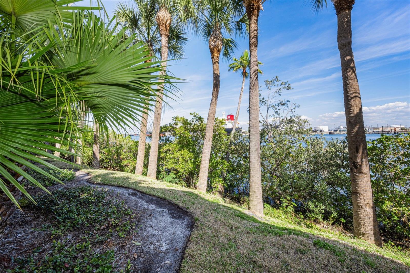 924 HEMINGWAY CIRCLE