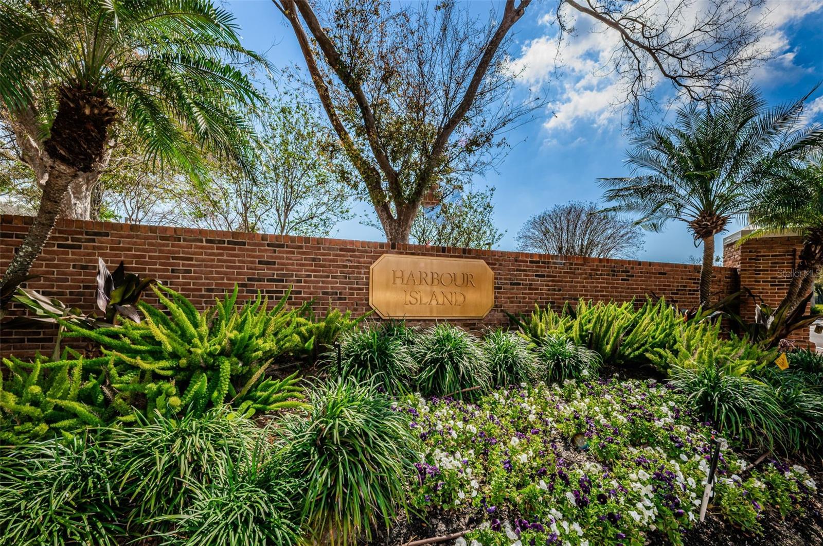 924 HEMINGWAY CIRCLE