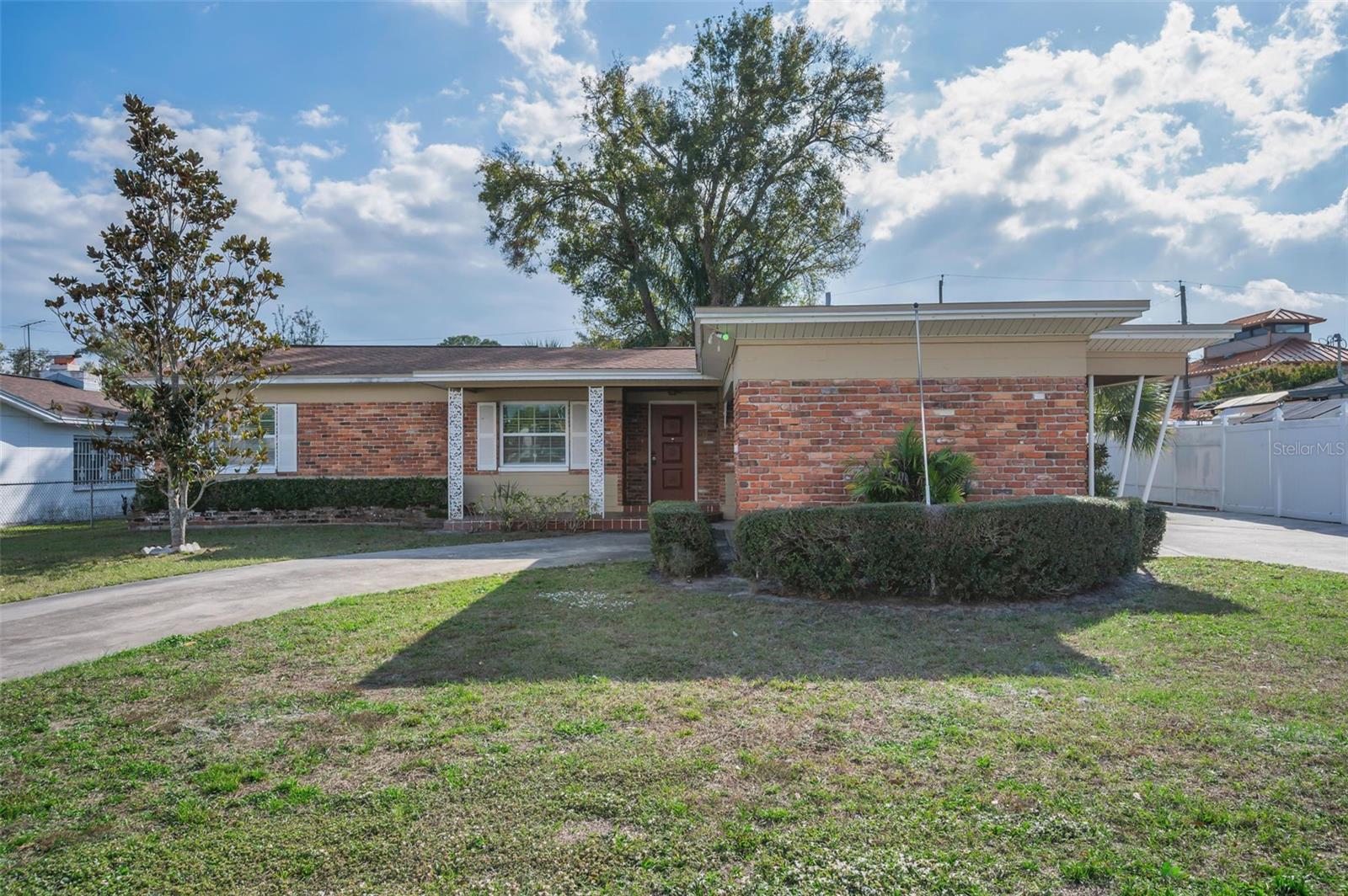 2122 W ERNA DR