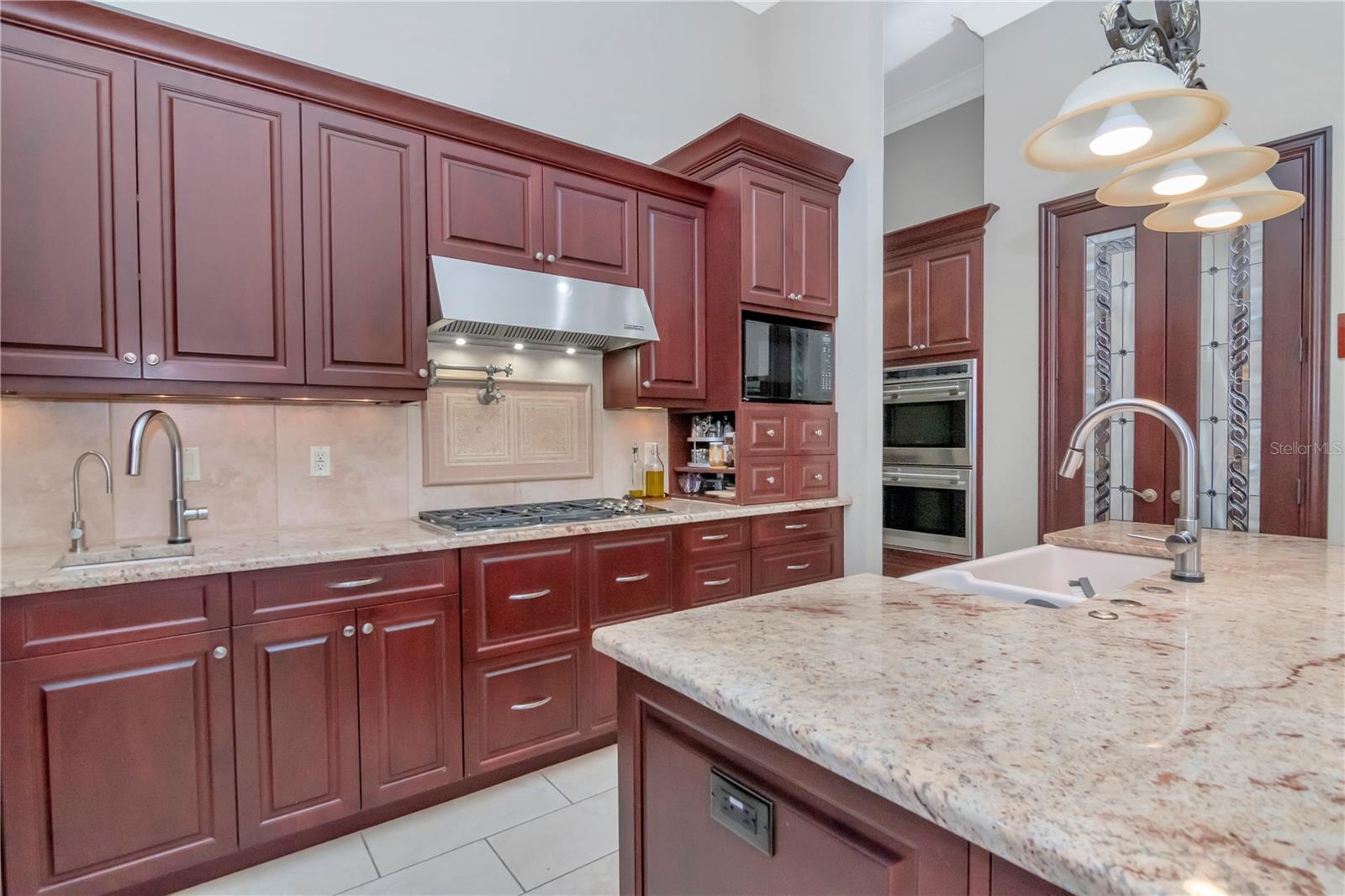 18901 LAKES EDGE WAY