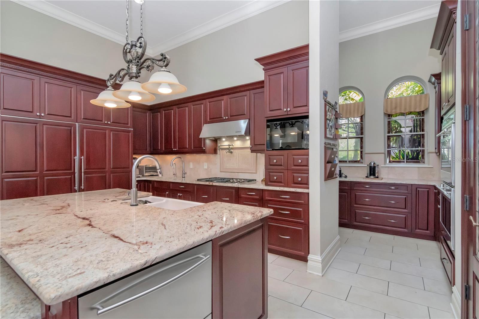 18901 LAKES EDGE WAY