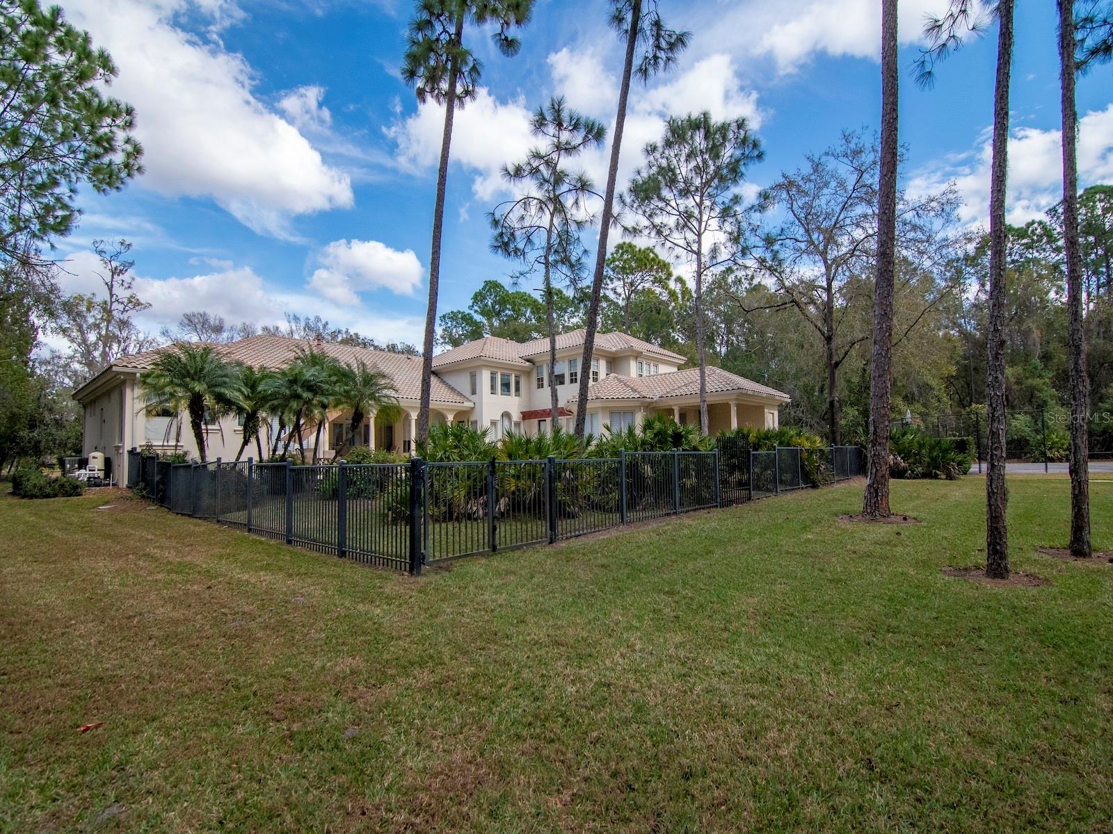 18901 LAKES EDGE WAY