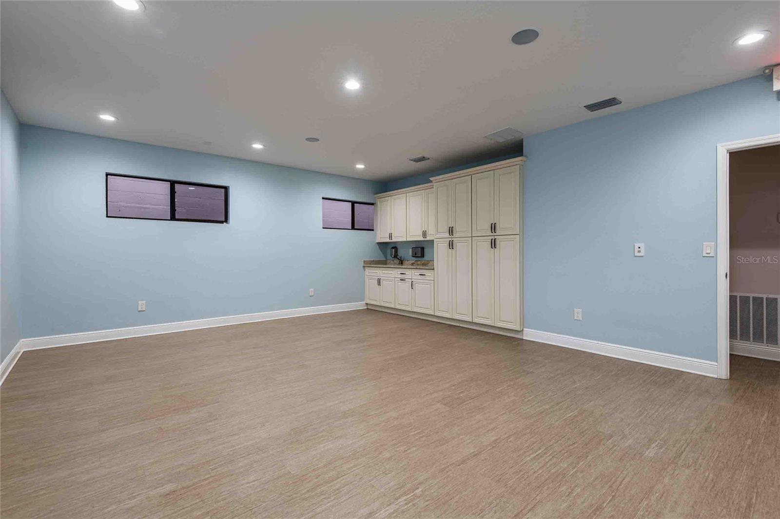 4109 N ARMENIA