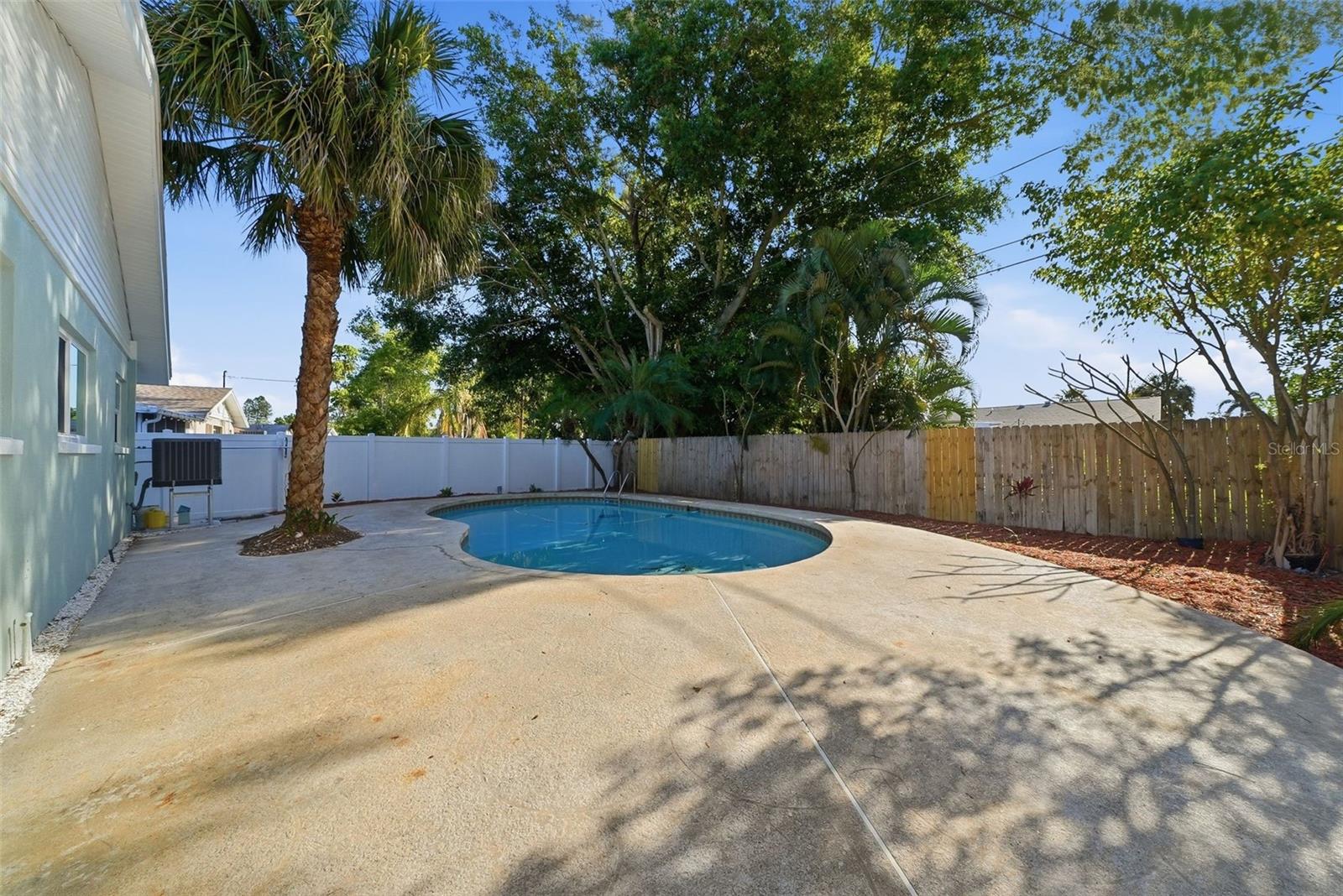 5611 VENETIAN BLVD NE