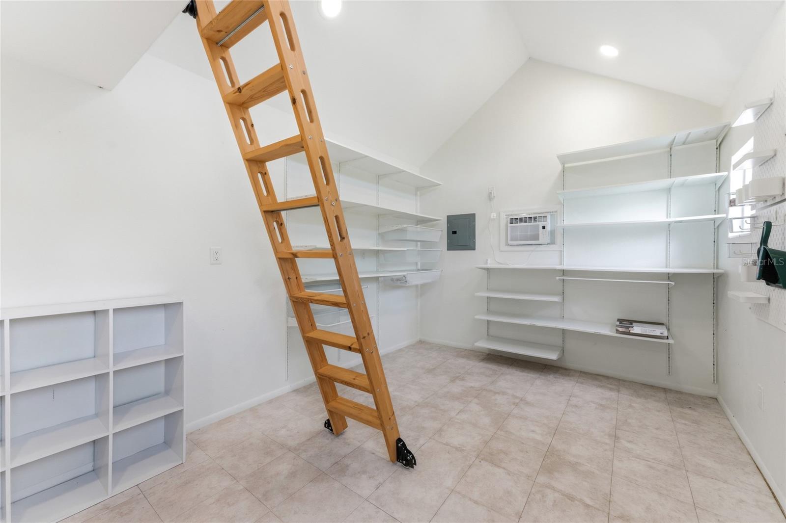 2708 W OSBORNE AVE