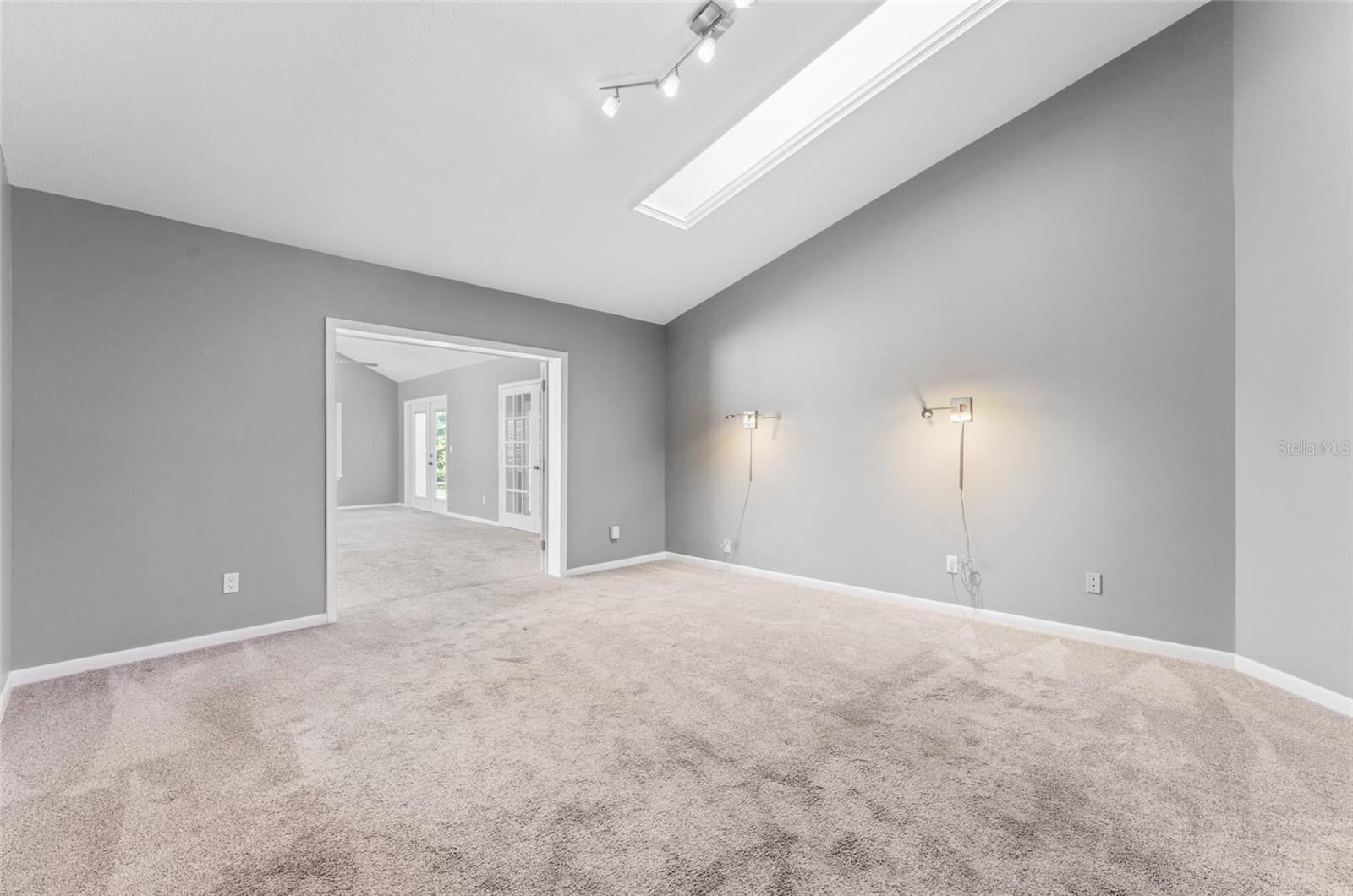 2708 W OSBORNE AVE