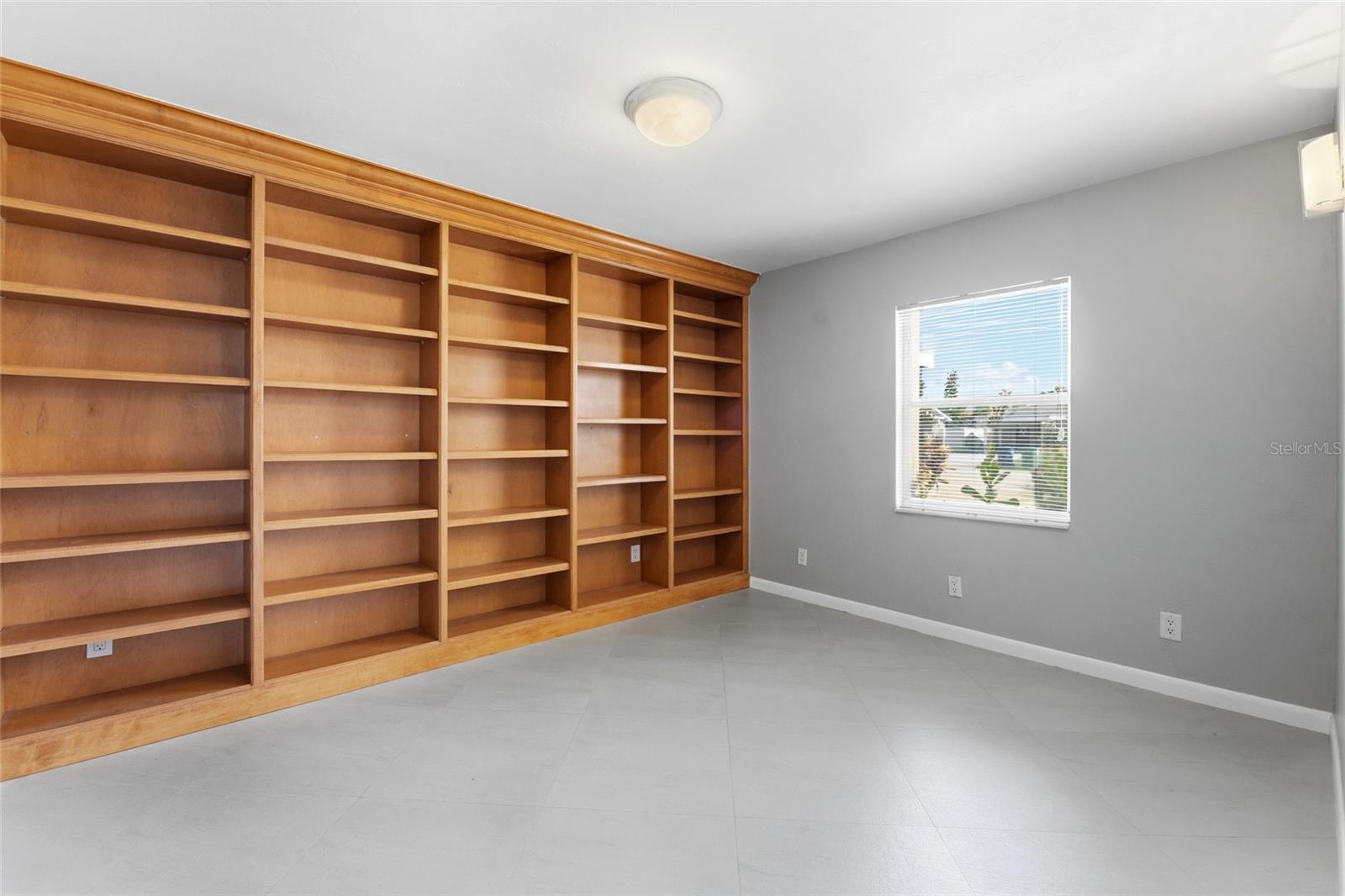 2708 W OSBORNE AVE