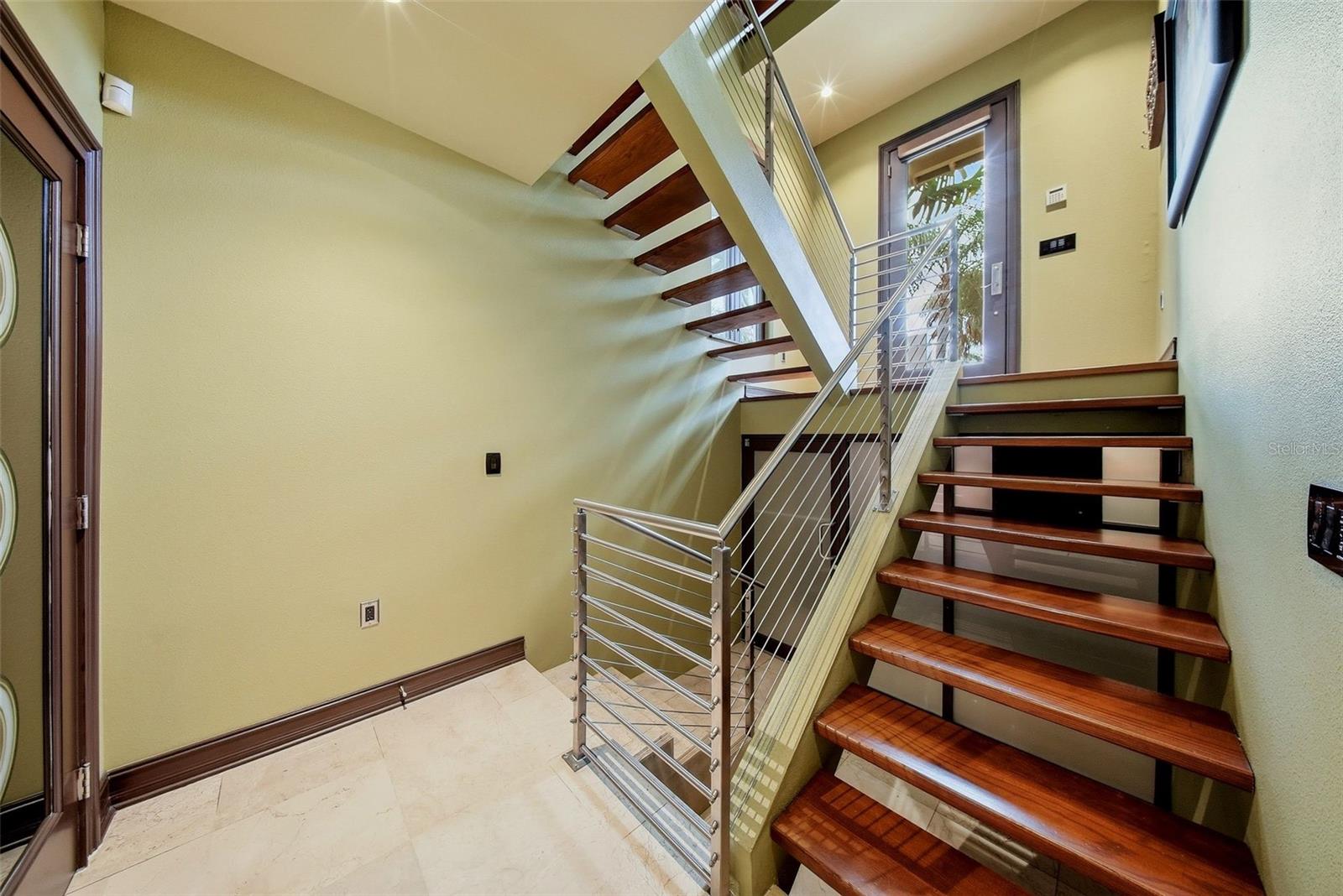 650 BEACH DR NE