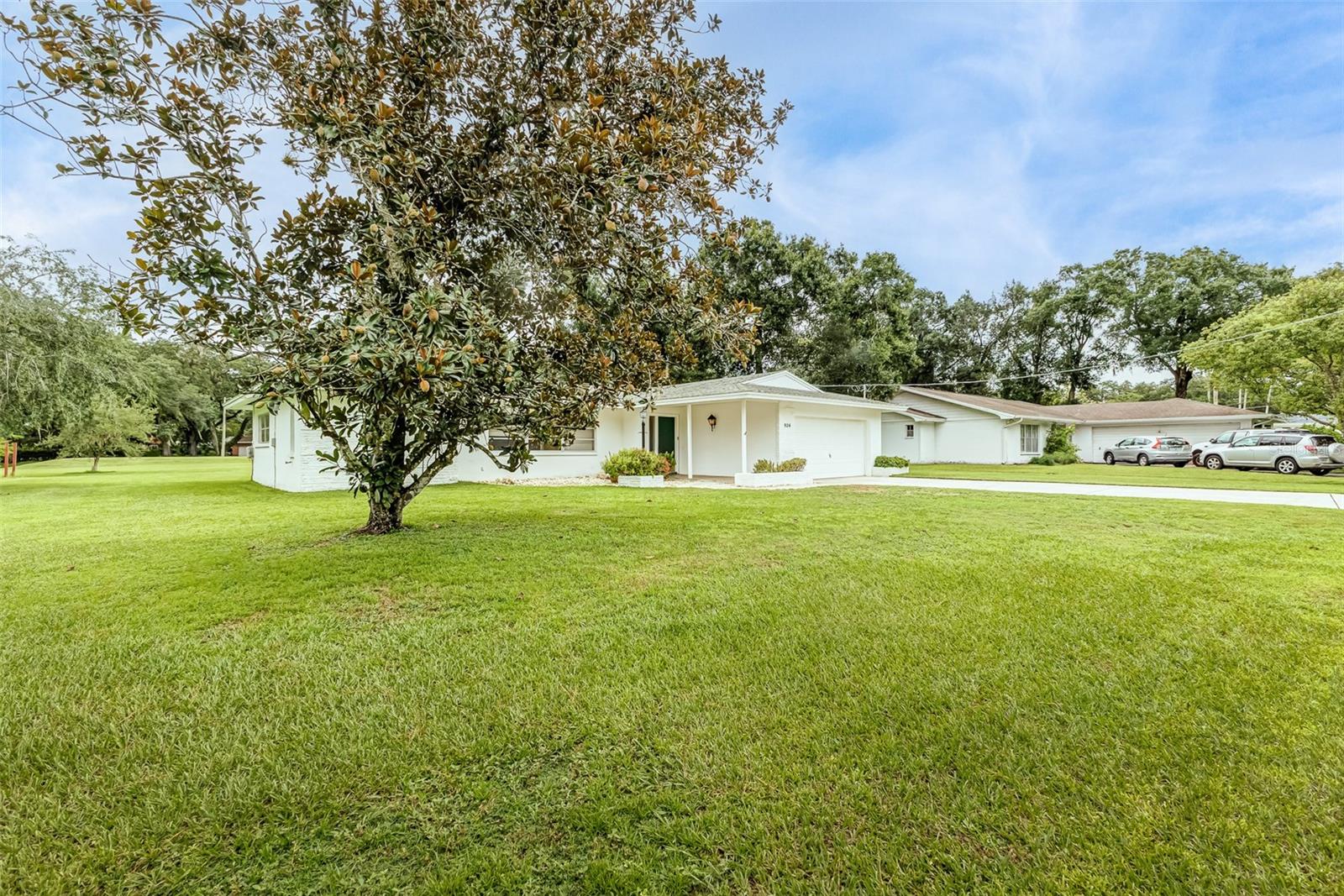 936 N RIVERHILLS DR