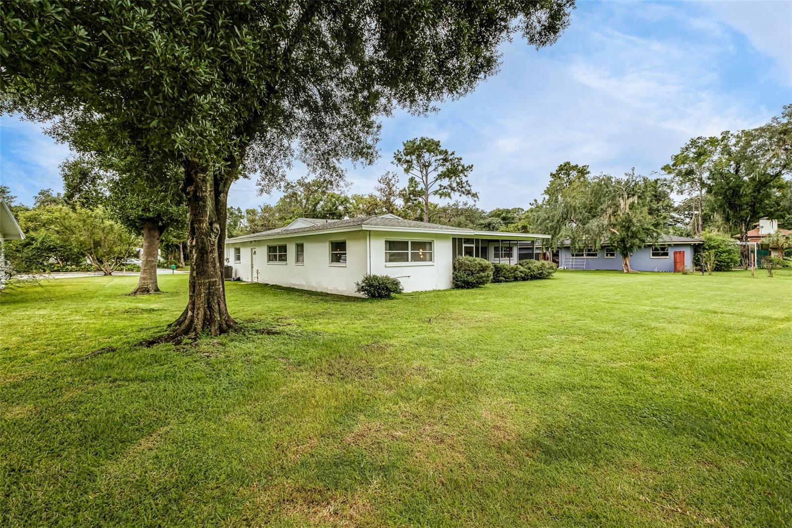 936 N RIVERHILLS DR