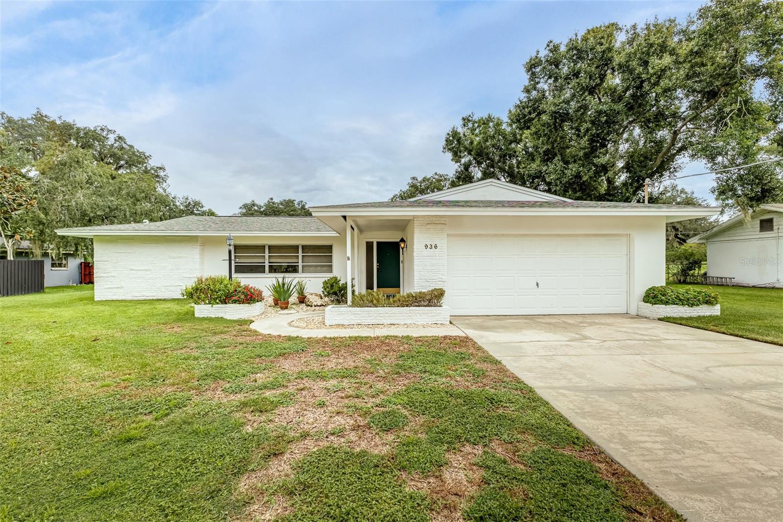 936 N RIVERHILLS DR