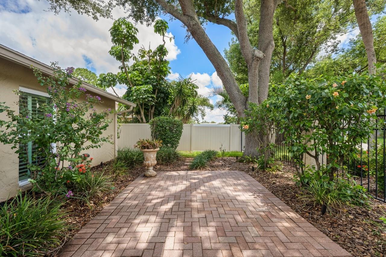 3303 EL AMADOR CT