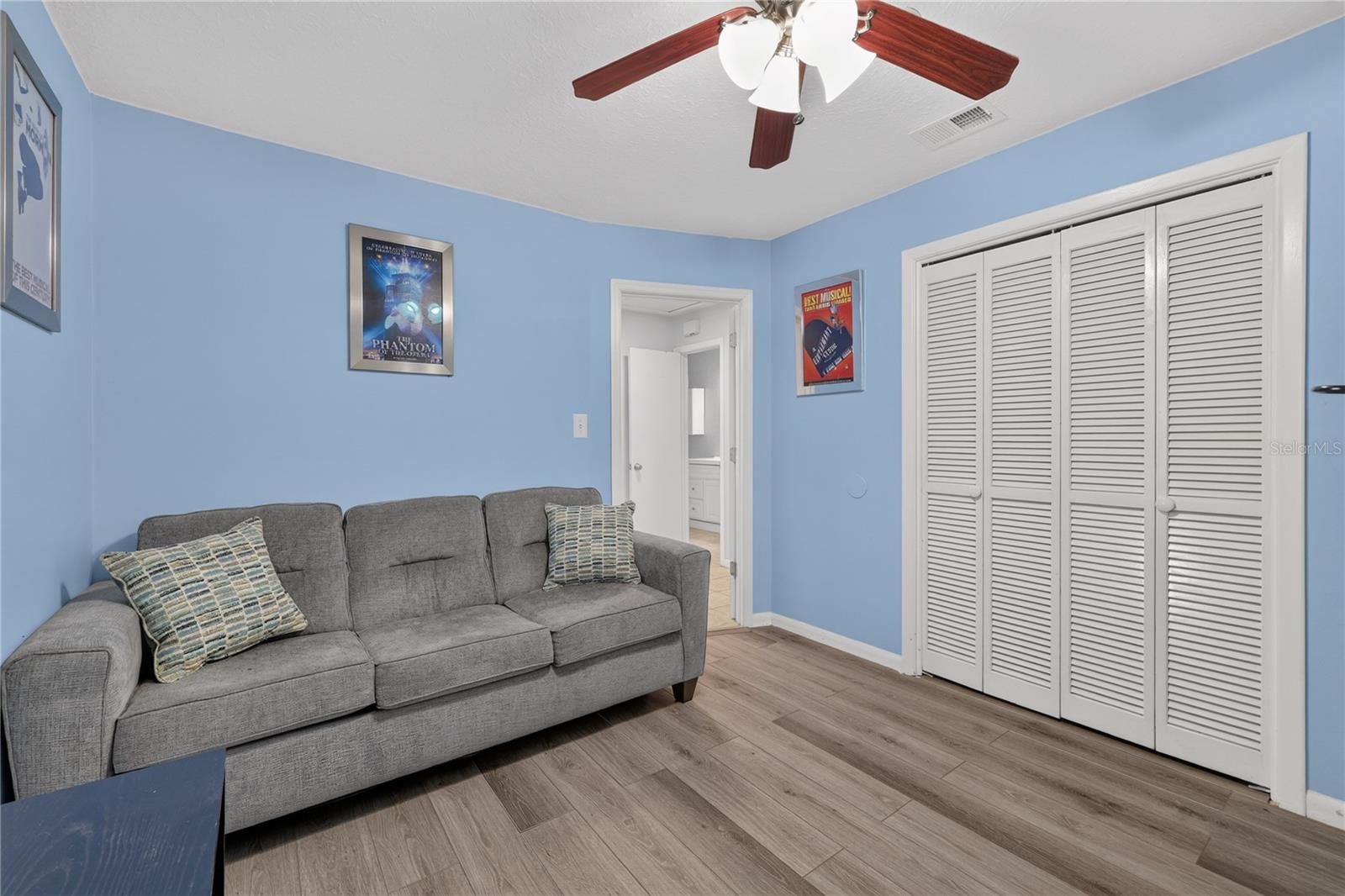 317 W COMANCHE AVE