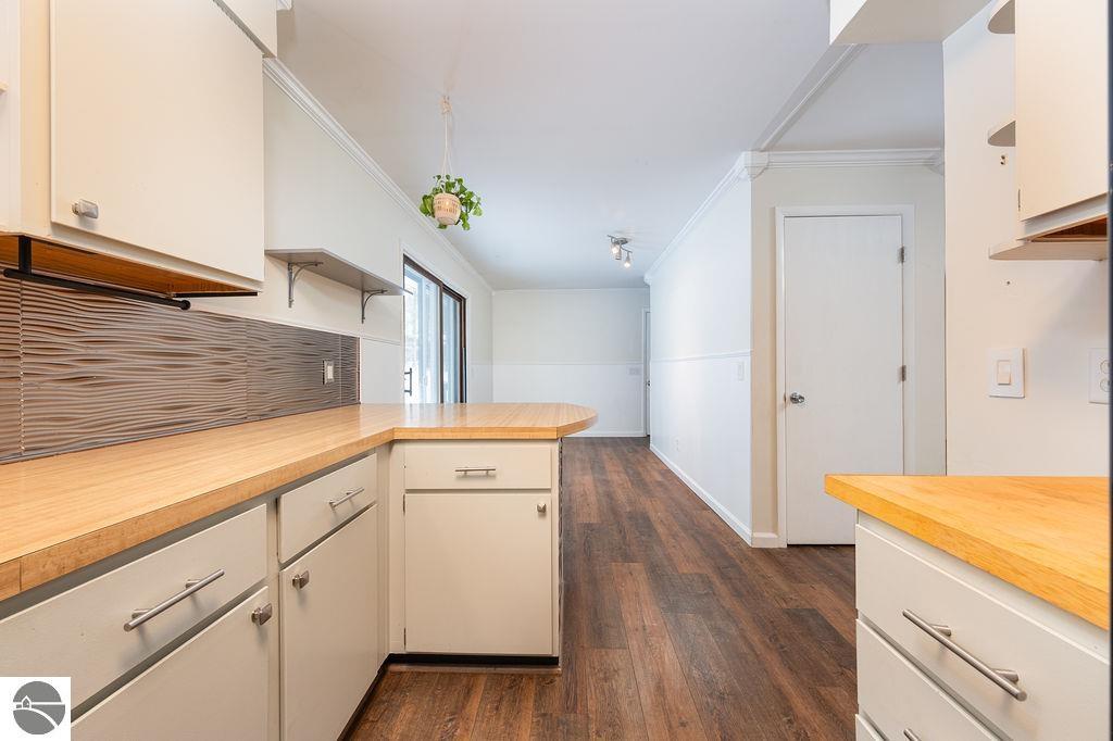 979 Rennie Lake Road