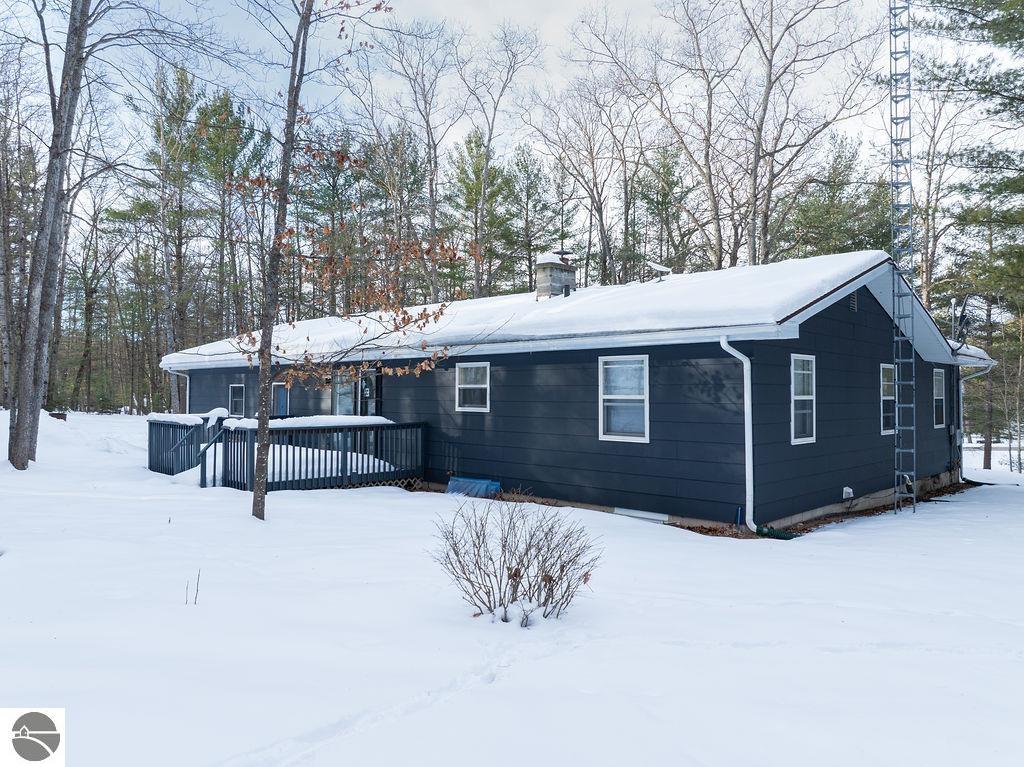 979 Rennie Lake Road