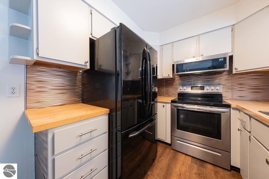 979 Rennie Lake Road