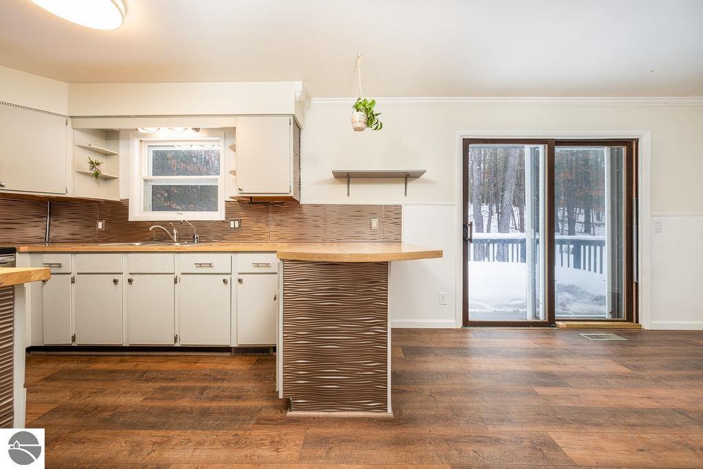 979 Rennie Lake Road