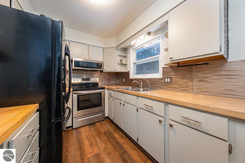 979 Rennie Lake Road