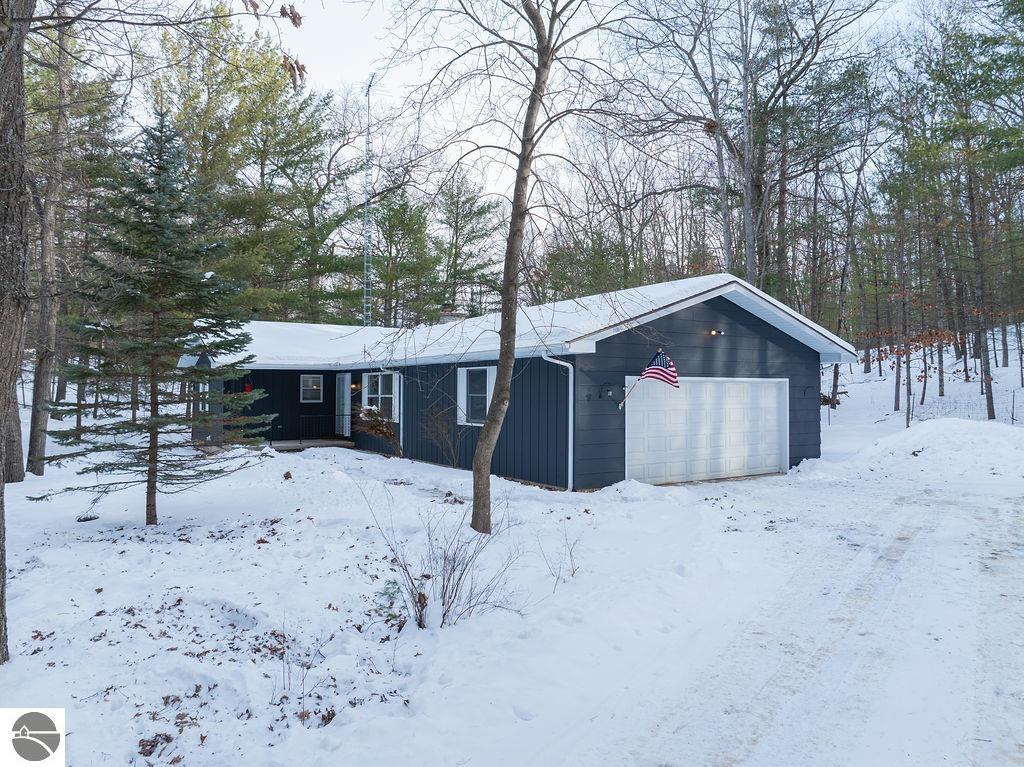 979 Rennie Lake Road