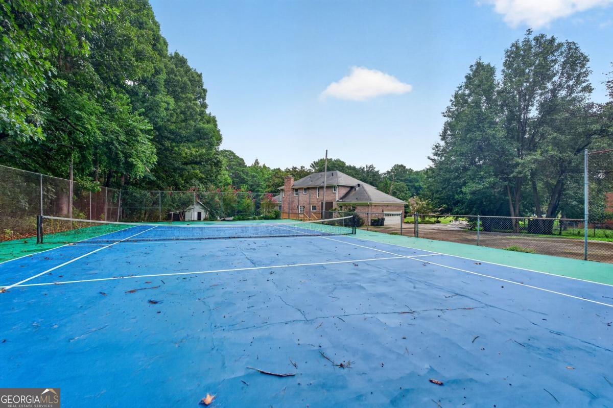 560 Hawthorne Drive