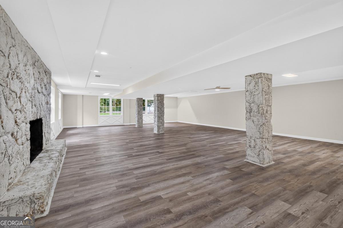 560 Hawthorne Drive