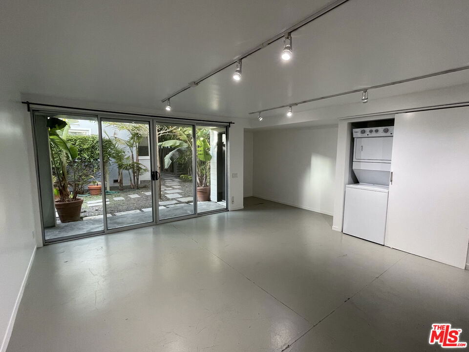 608 1/2 WESTMINSTER Avenue