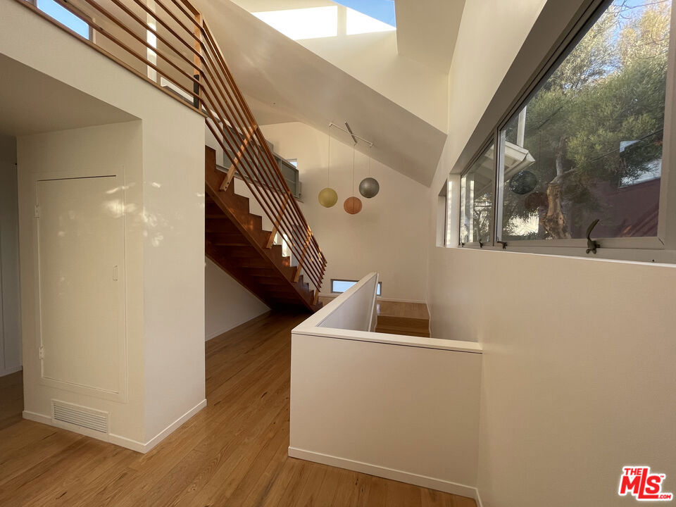 608 1/2 WESTMINSTER Avenue