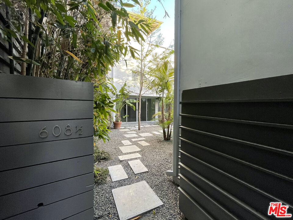 608 1/2 WESTMINSTER Avenue