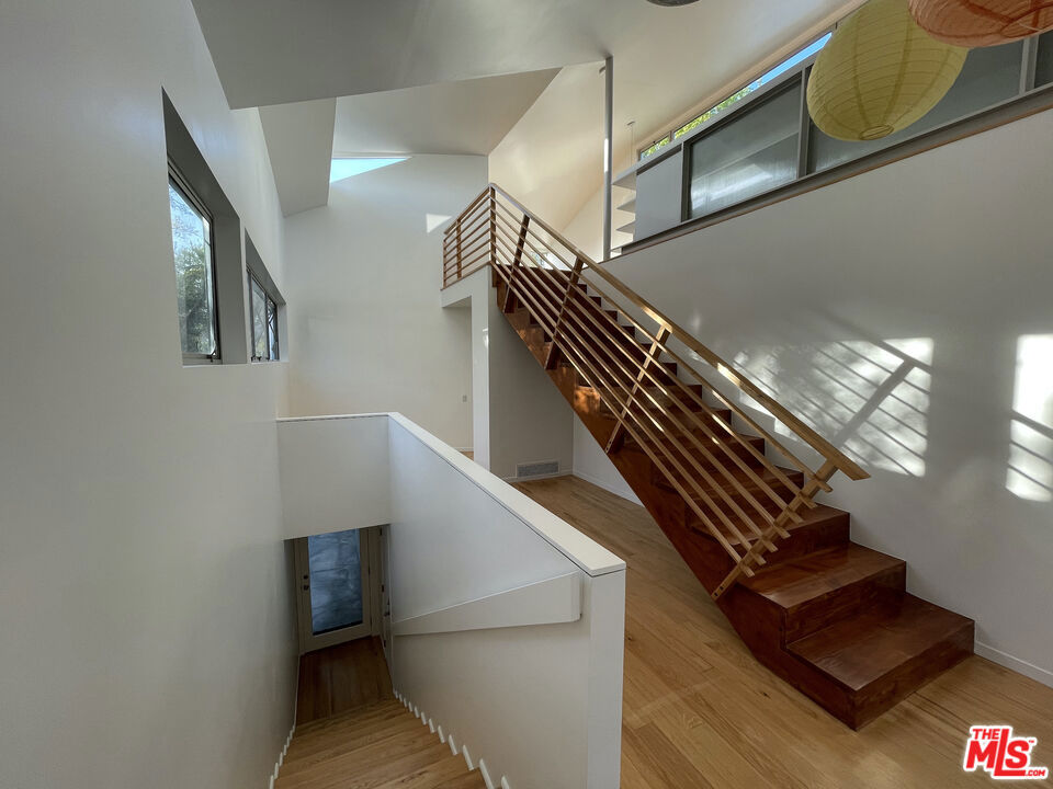 608 1/2 WESTMINSTER Avenue