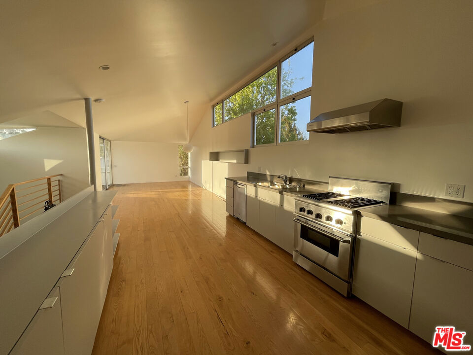 608 1/2 WESTMINSTER Avenue