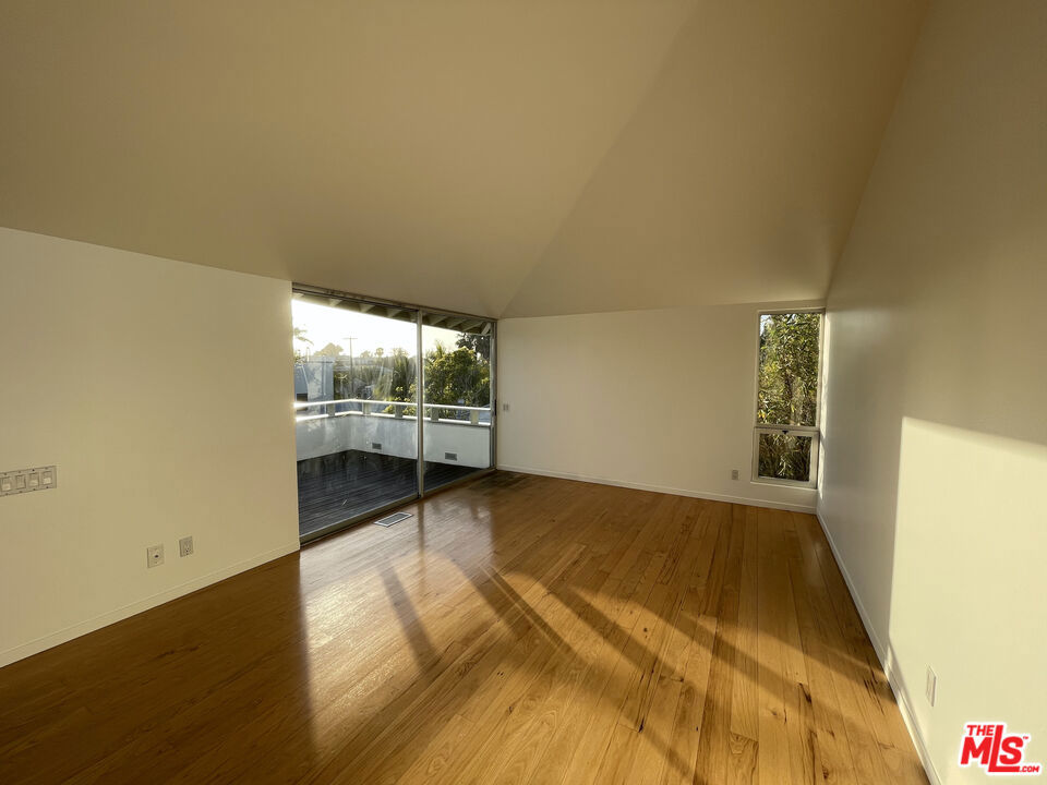 608 1/2 WESTMINSTER Avenue